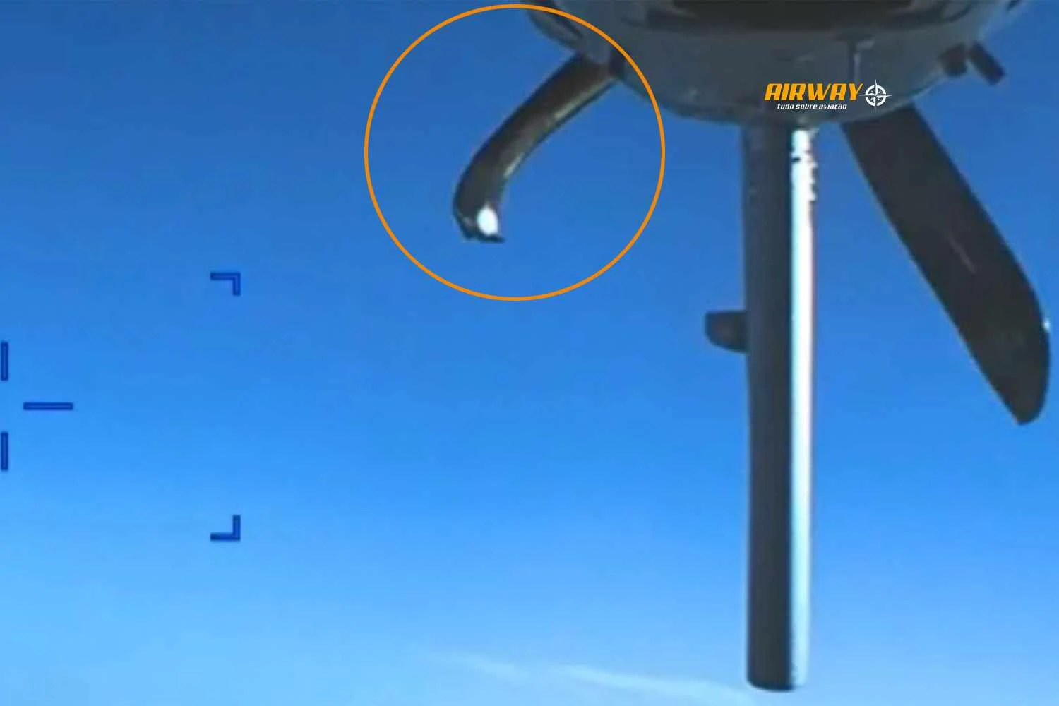 No círcula laranja, a hélice danificada na colisão com o Su-27 (USAF)