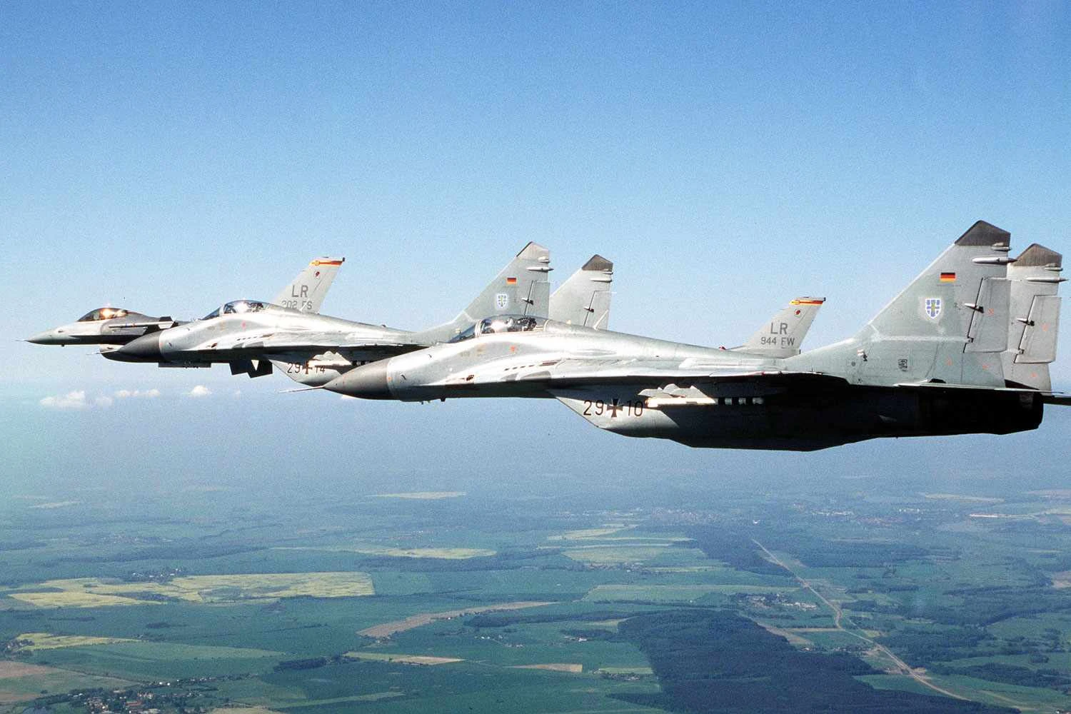 Dois MiG-29 que foram usados pela Luftwaffe nos anos 90 (USAF)