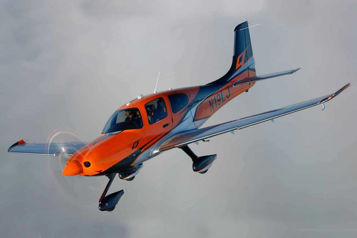 Cirrus celebra entrega de 9.000 aviões da série SR