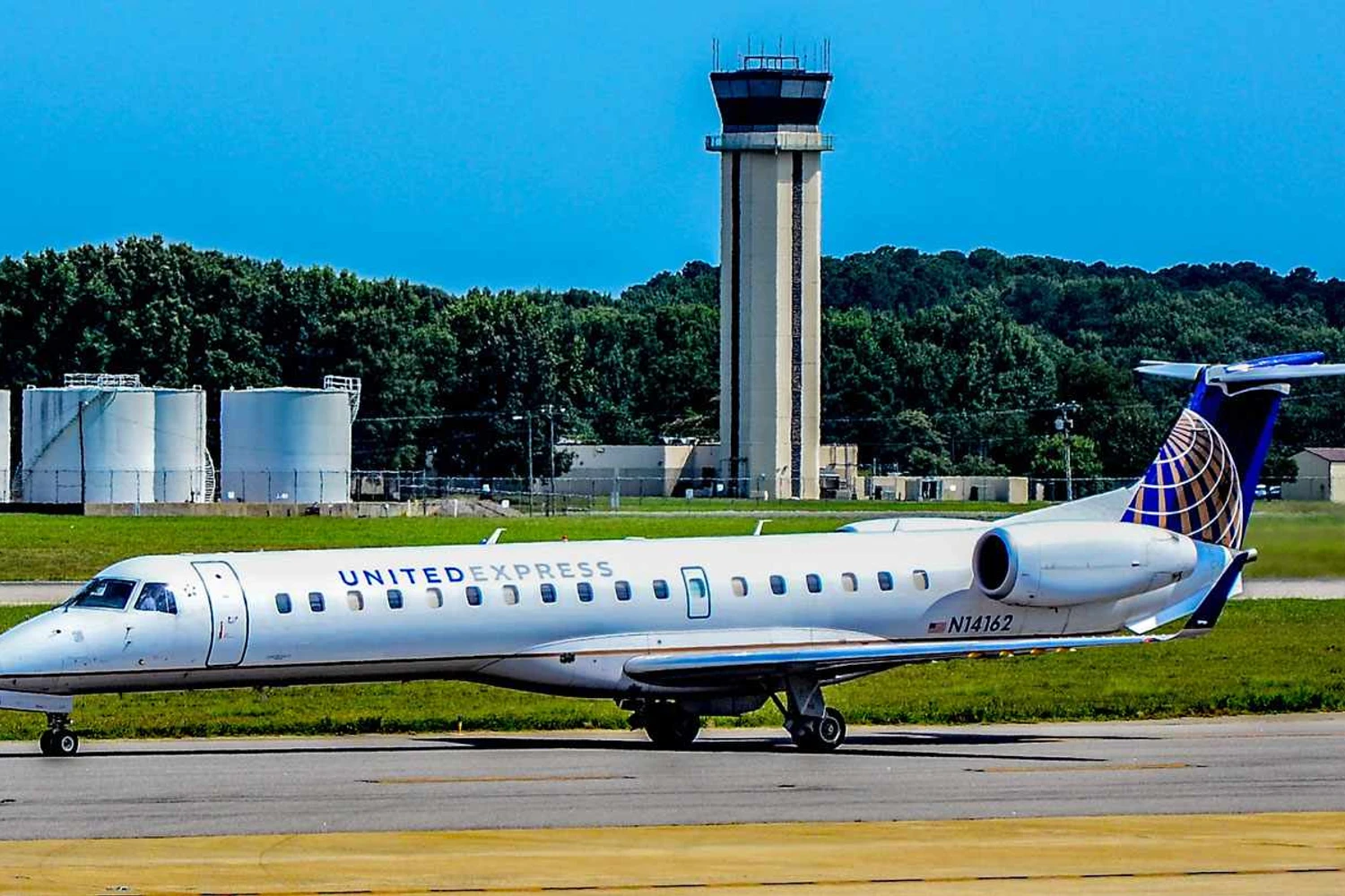 ERJ 145XR N14162: bird strike (Tomás Del Coro)