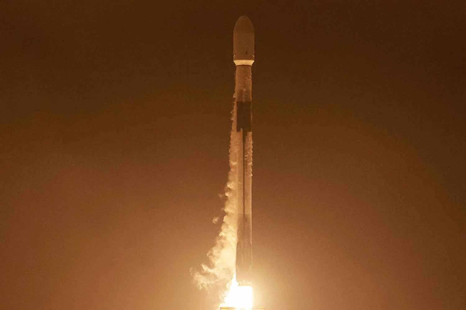 Foguete Falcon 9, da SpaceX, coloca nanossatélite da Embraer em órbita