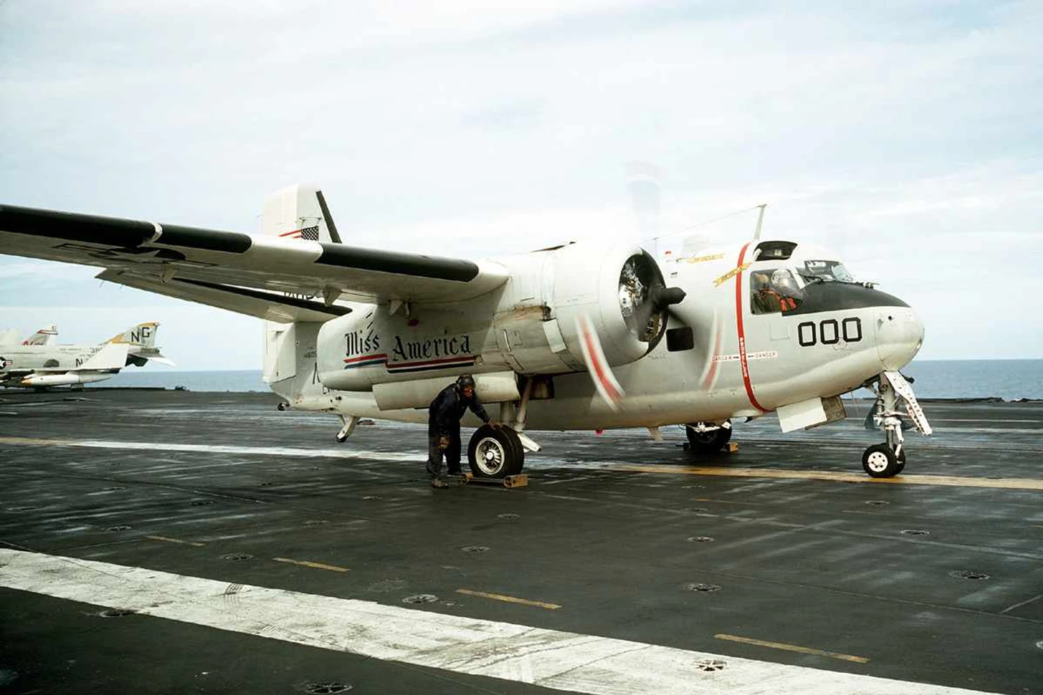 Grumman C-1 Trader no porta aviões USS America em 1970; Marinha dos EUA aposentou a aeronave em 1988 (US Navy)