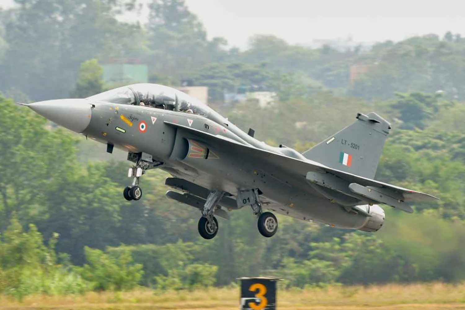 Caça indiano Tejas faz voo inaugural de variante de dois lugares