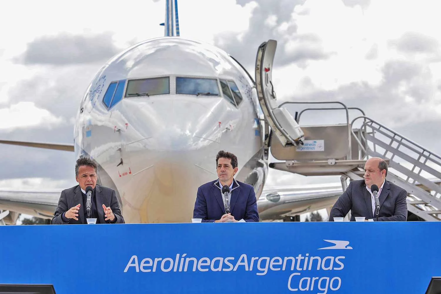 Aerolíneas Argentinas recebe primeiro Boeing 737-800BCF cargueiro