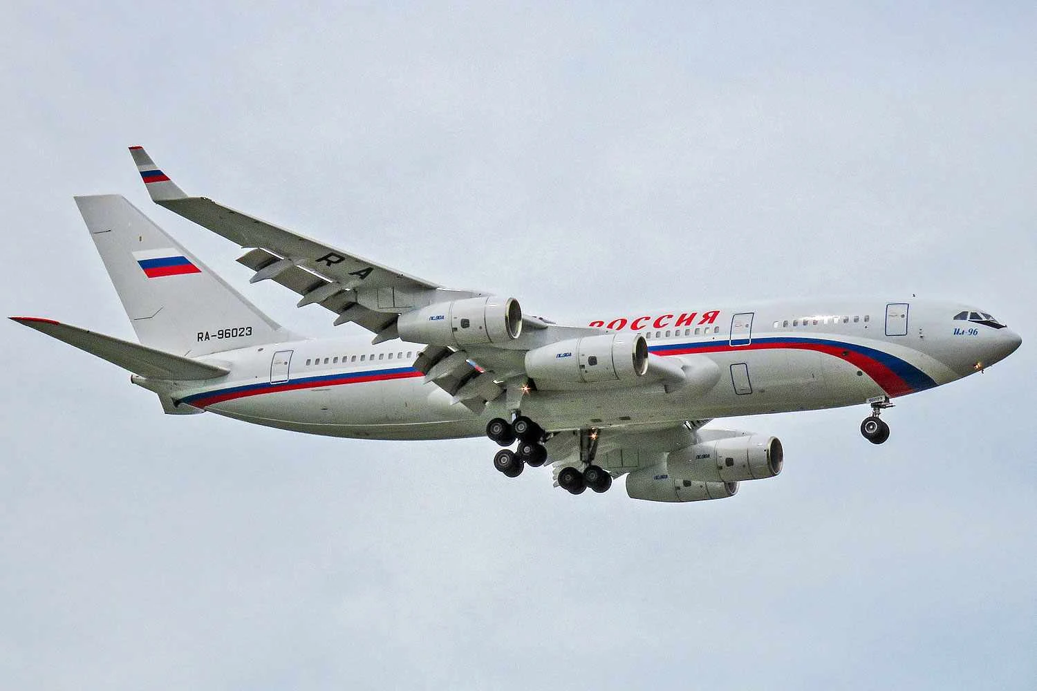 Com widebody Il-96, chanceler russo Sergei Lavrov pousa em Brasília