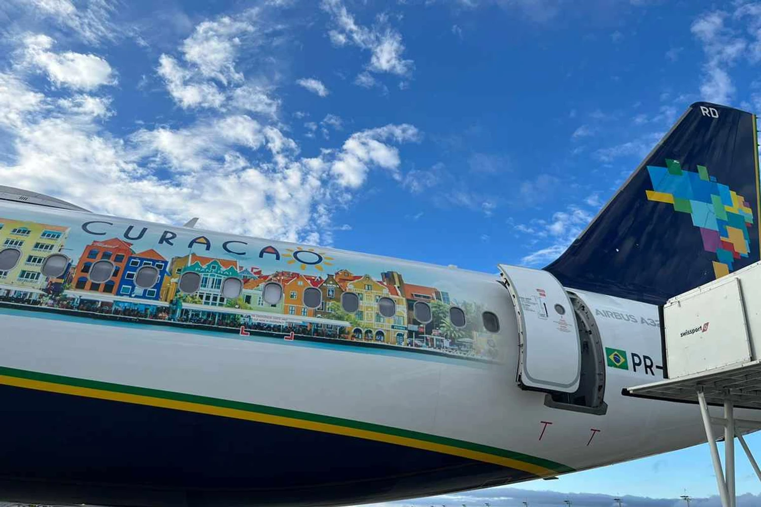 Azul customiza avião para promover novo voo para Curaçao