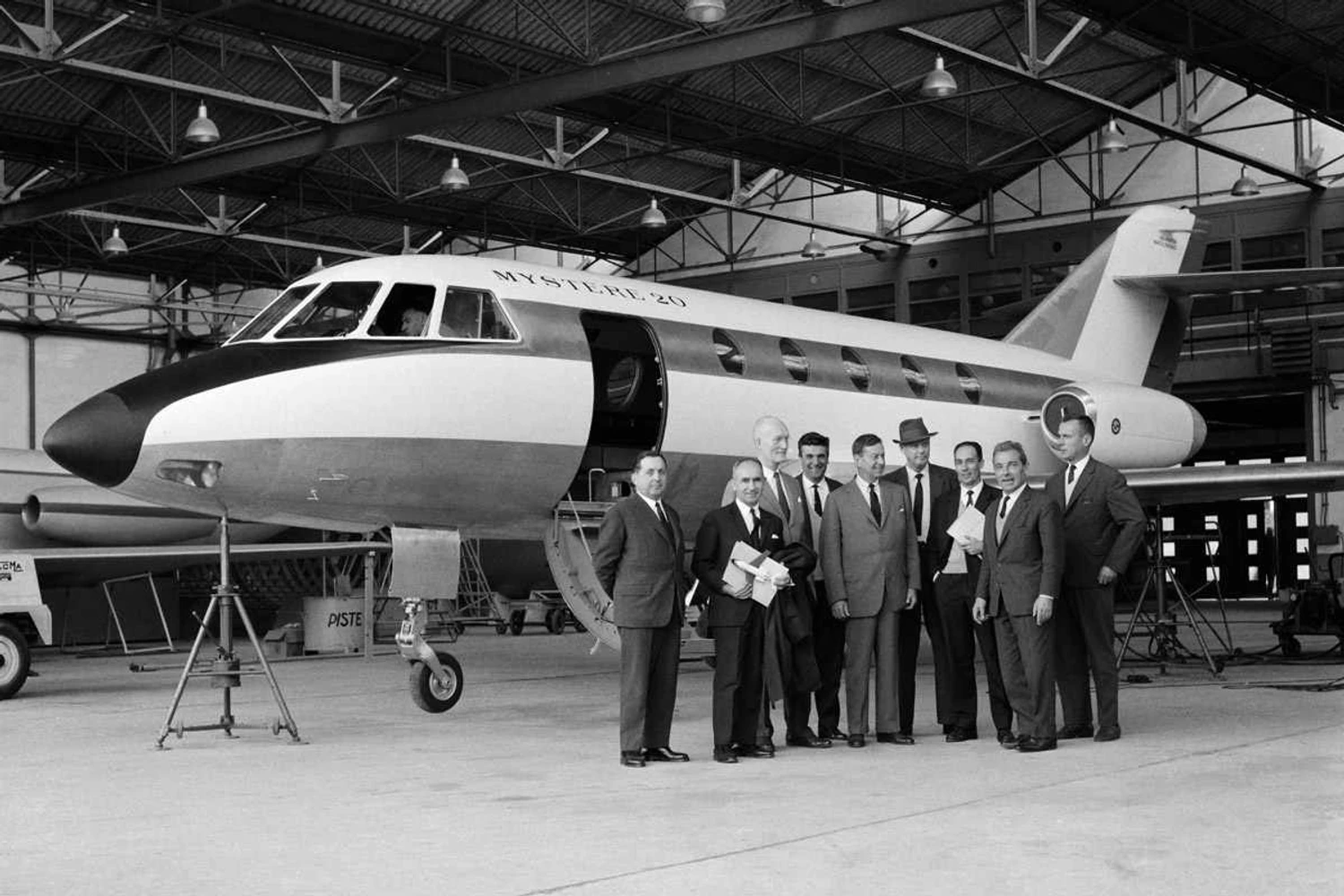 Charles Lindbergh, o segundo à direita, vistoriou o Falcon 20 antes do voo inaugural, em 4 de maio de 1963 (Dassault)