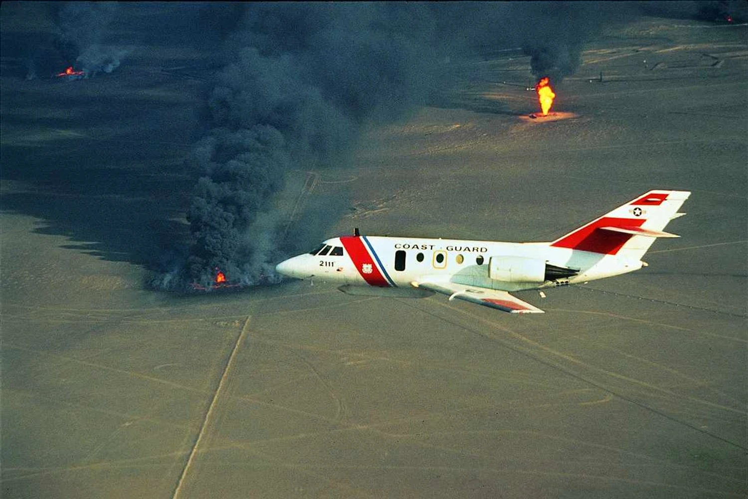 HU-25 da Guarda Costeira dos EUA sobrevoando poços de petróleo em chamas no Iraque, durante a Guerra do Golfo (Dassault)