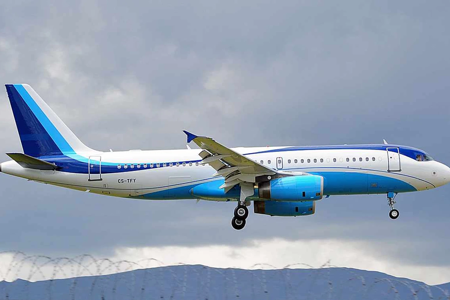 Neymar "dribla" imprensa e mostra avião executivo ACJ320 alugado