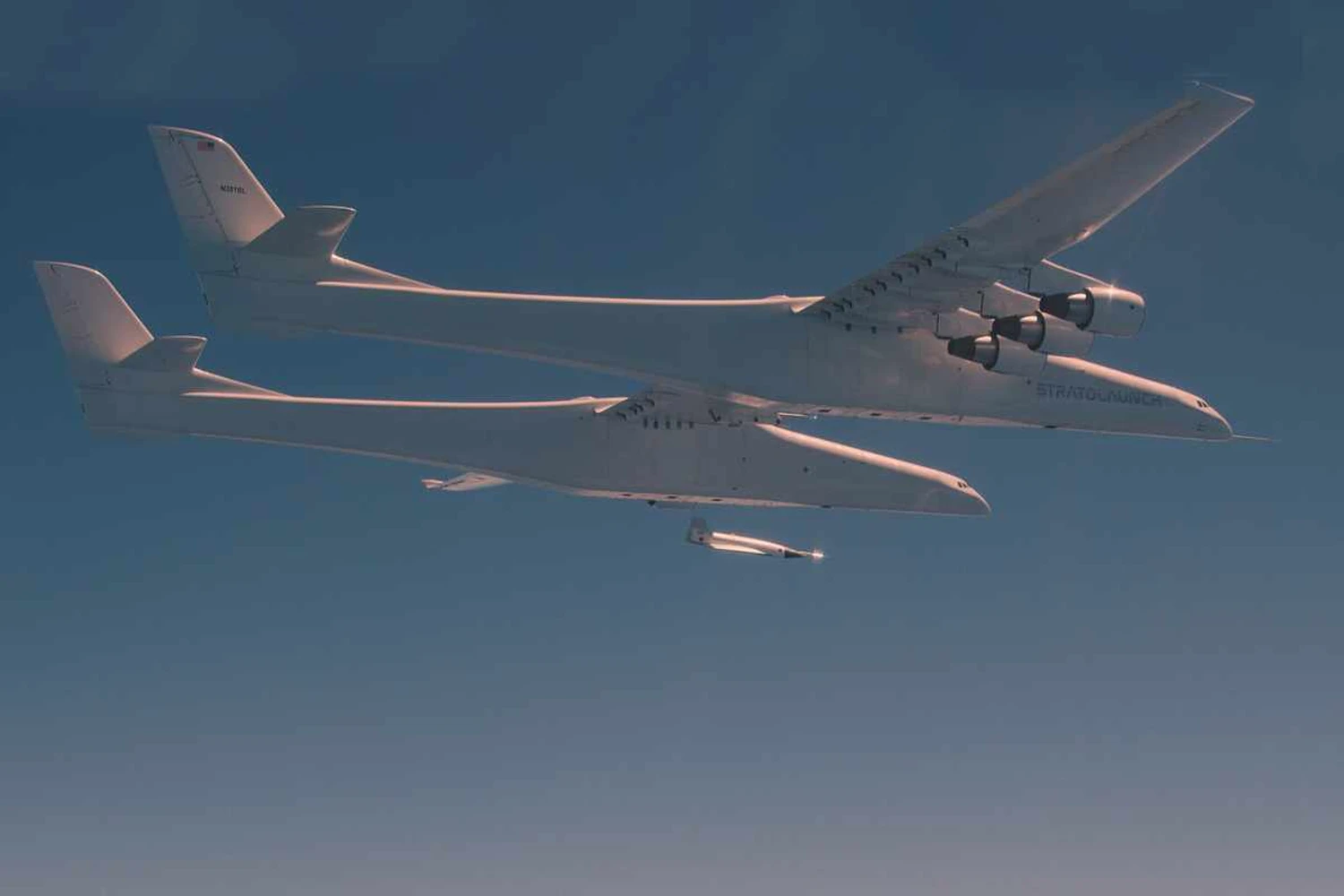 O Roc pode lançar aeronaves em voo a partir do pilone na asa central (Divulgação)