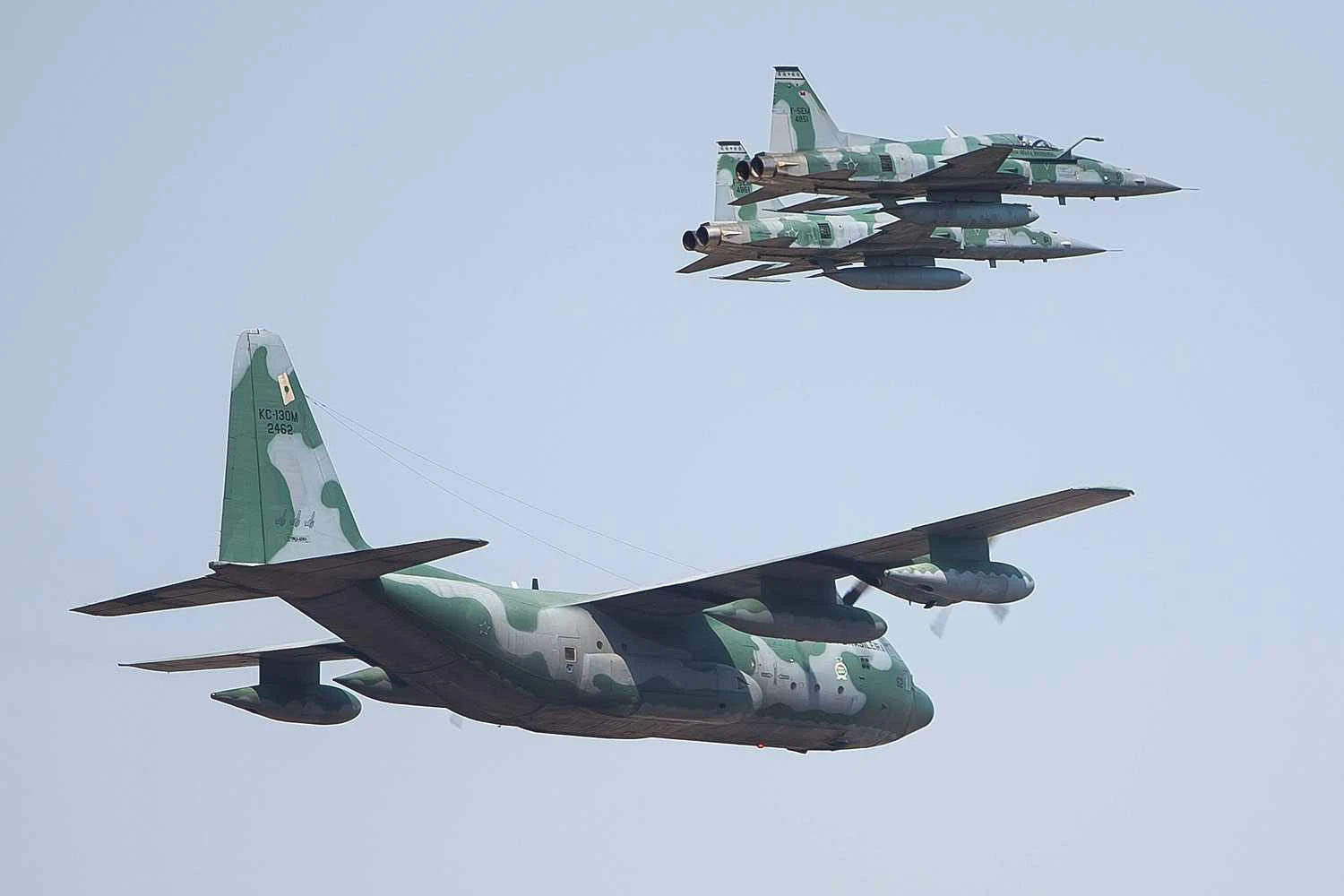 O único KC-130H ativo, FAB 2462, ao lado de dois F-5 (FAB)