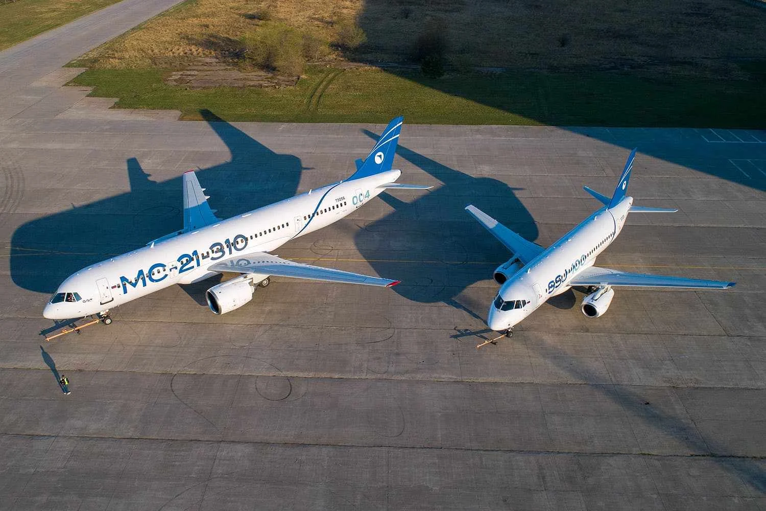 Rússia mostra jatos MC-21 e SSJ-100 em "única família"