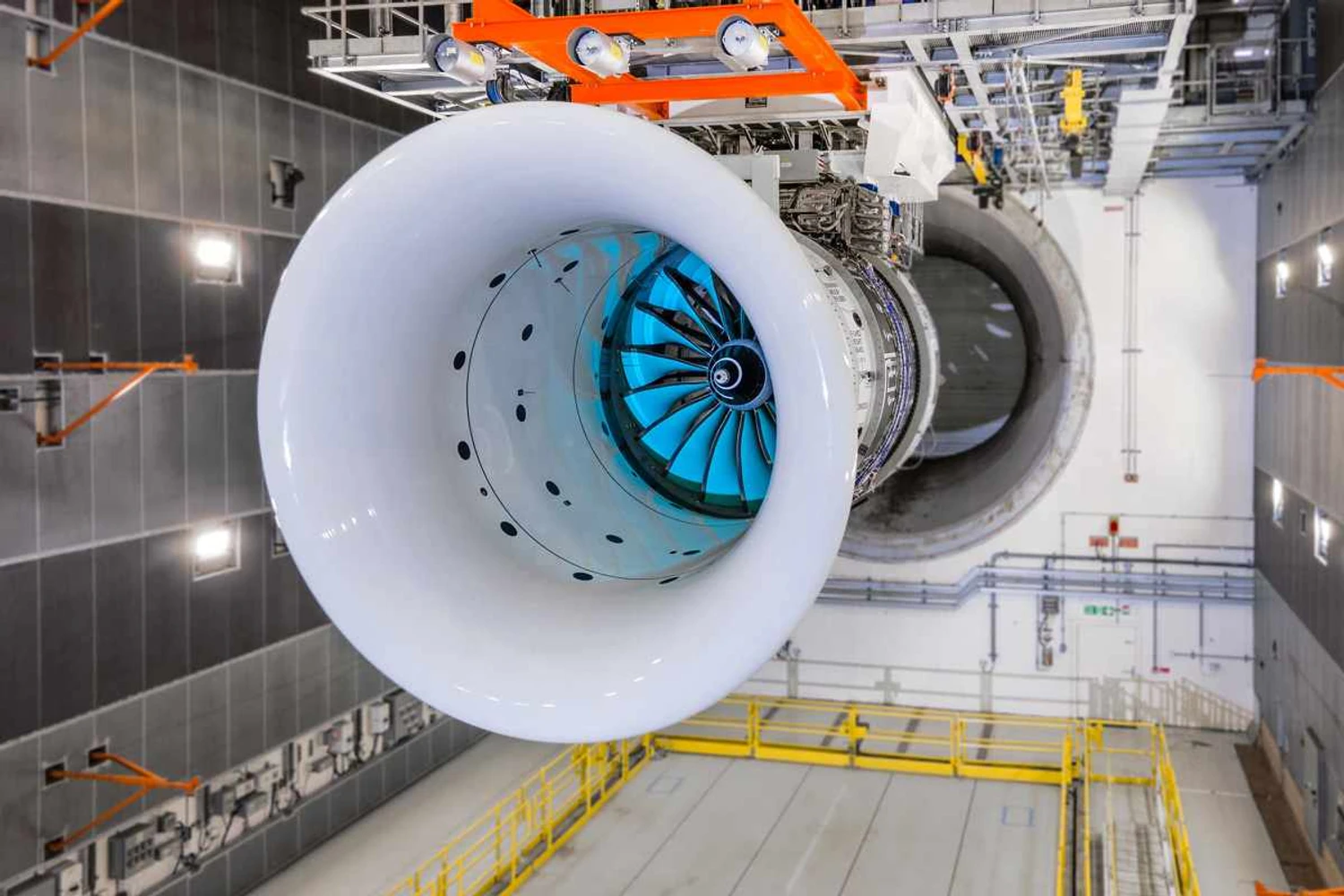 Maior motor a jato da história, Ultrafan da Rolls-Royce é acionado pela primeira vez