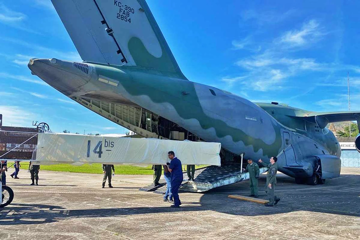 KC-390 e o 14-Bis "voam" juntos pela primeira vez