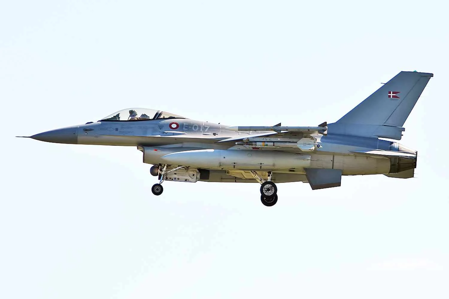 F-16 como favorito no lugar do chinês JF-17? Disputa por caça argentino ganha novos contornos