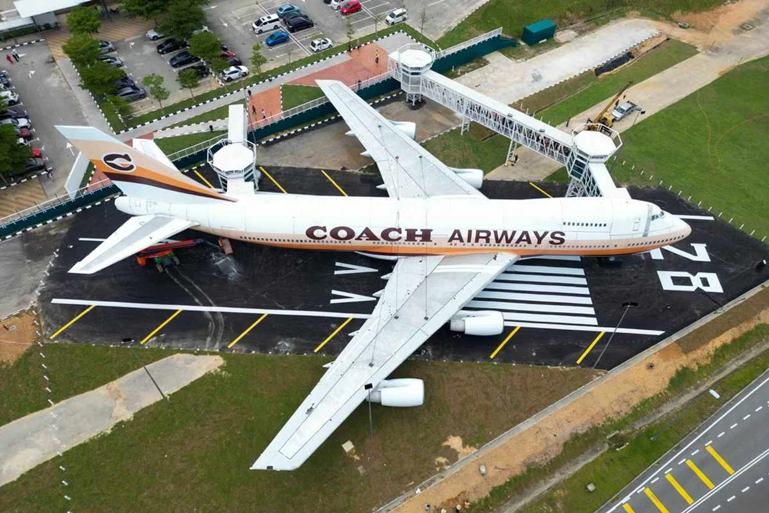 Antigo Boeing 747 é transformado em shopping center na Malásia