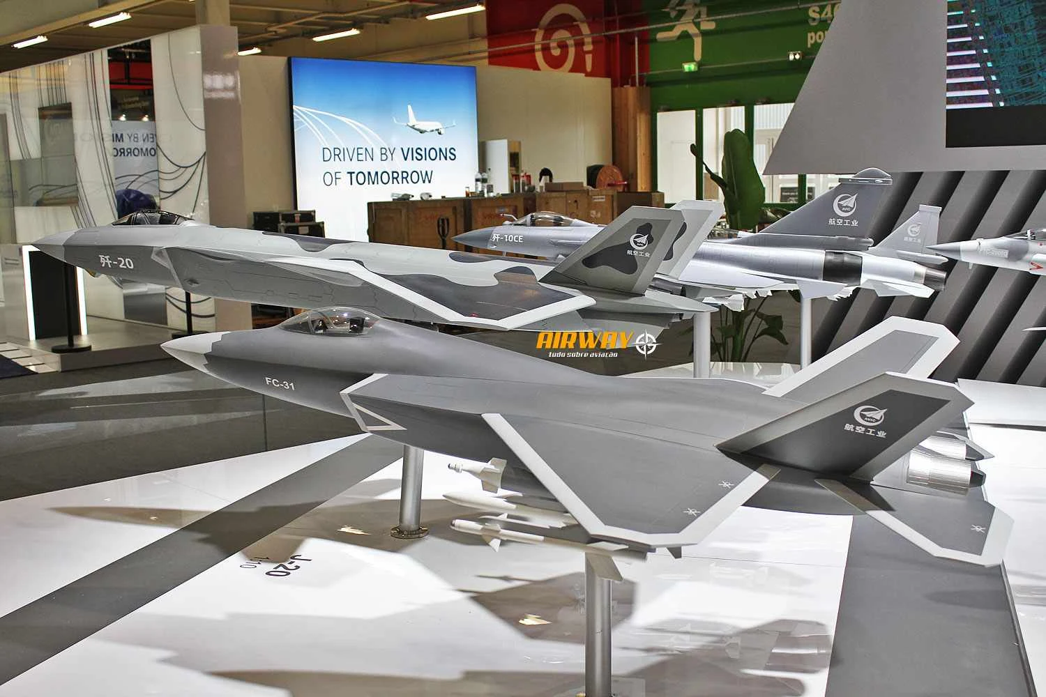 Cheia de aviões modernos, China leva apenas maquetes para Le Bourget