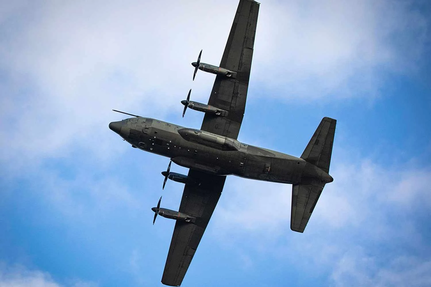 O C-130J em sua missão de despedida no Reino Unido (RAF)