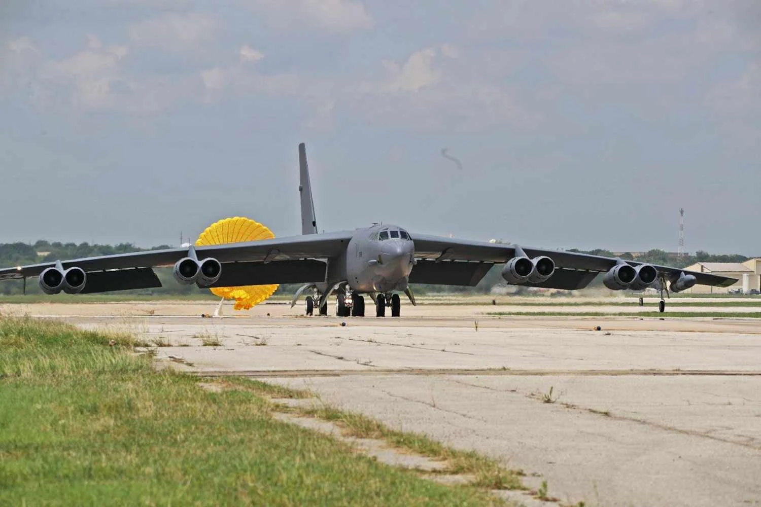 Bombardeiro B-52 com novos motores fica para depois de 2033