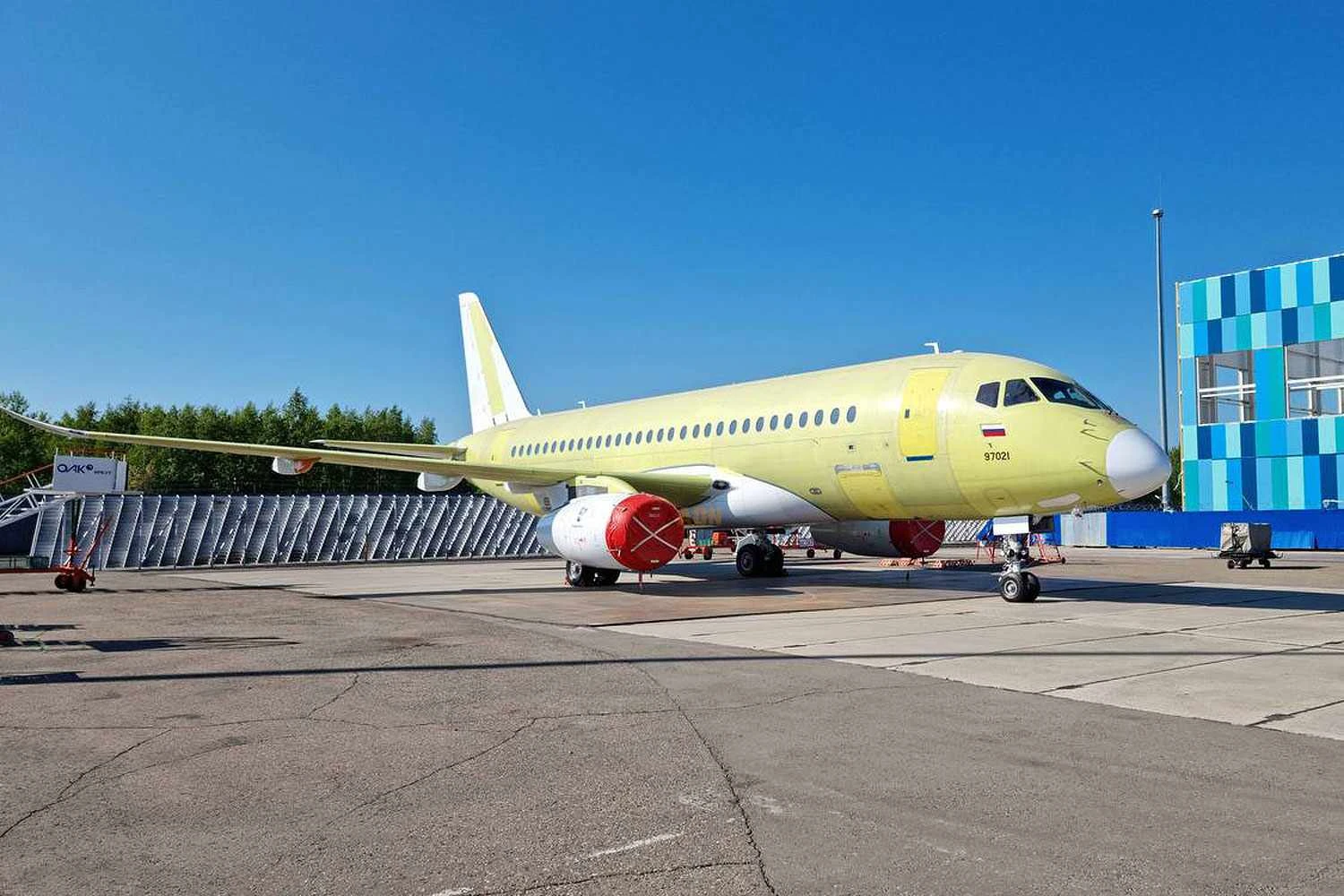 Primeiro protótipo do avião russo SSJ-NEW começa a ser testado no solo