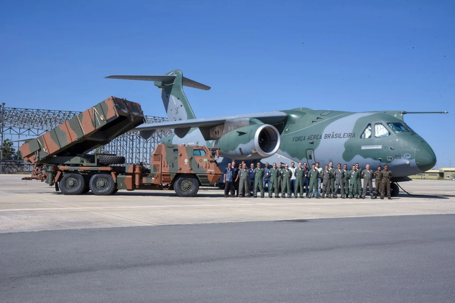 Maior viatura transportada no KC-390: FAB testa carregamento e voo com o ASTROS
