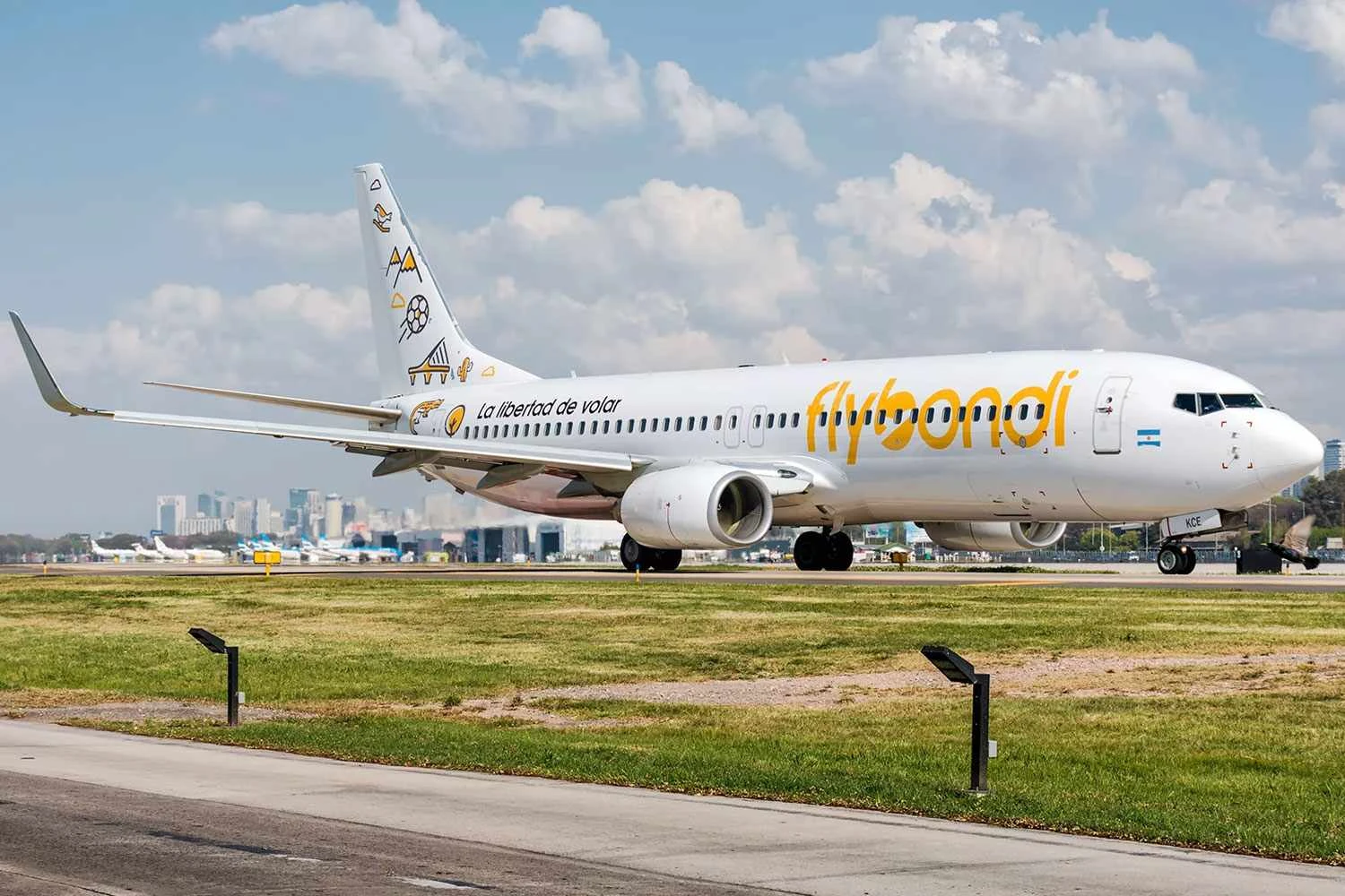 Flybondi anuncia 280 voos charter extras entre Argentina e Brasil