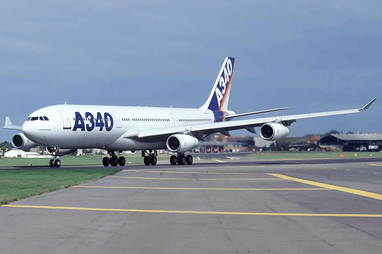 O A340 surgiu no começo dos anos 90 para ser uma alternativa de widebody de longo alcance (Anthony Noble)