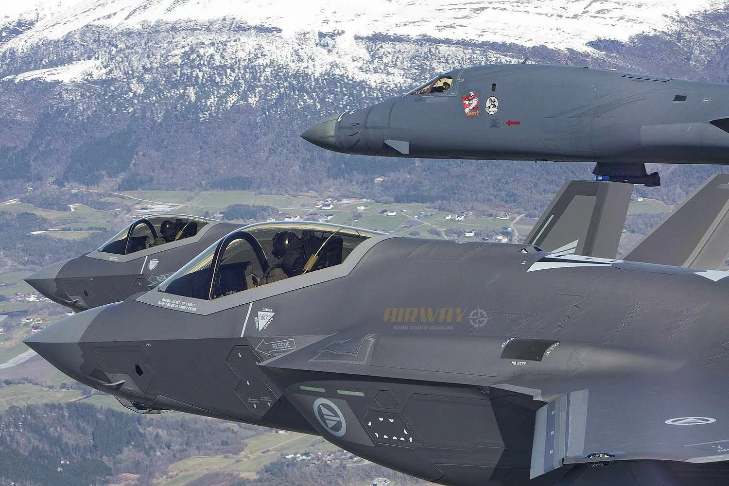 Caças F-35 da Noruega voam ao lado de um bombardeiro B-1B dos EUA (LM)