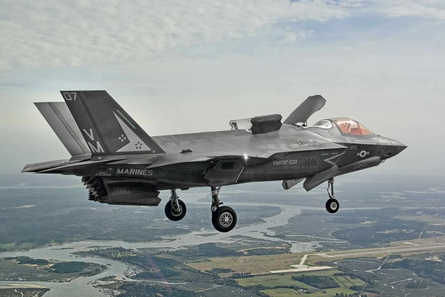 Após 16 horas perdido, caça 'invisível' F-35B é encontrado nos EUA