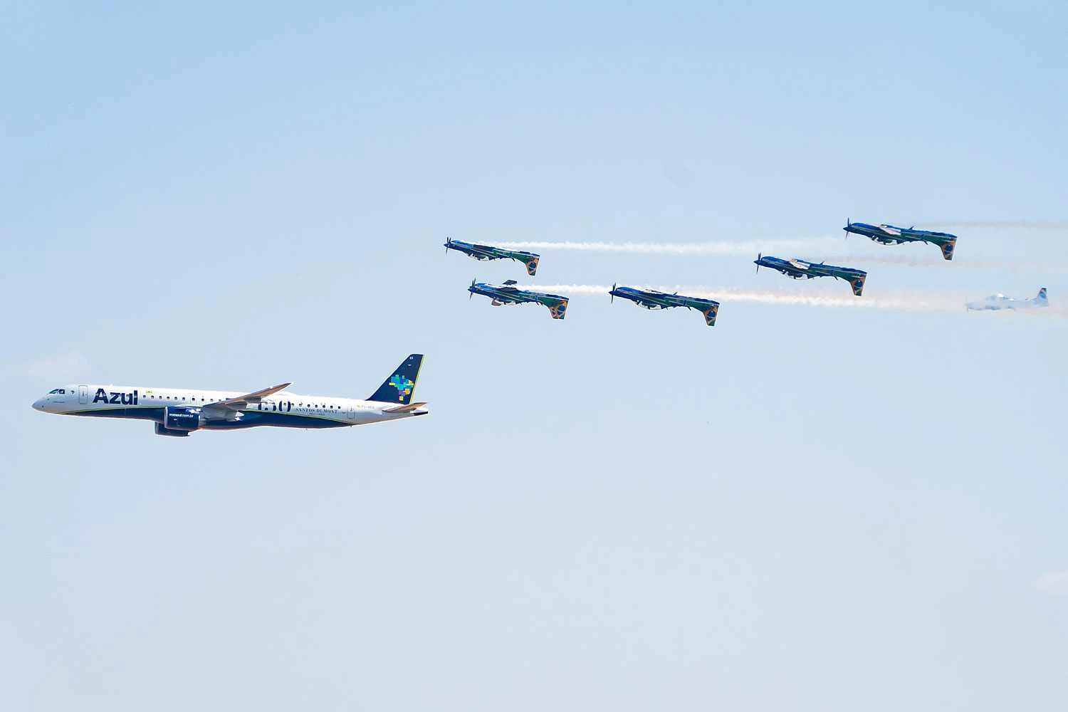 Embraer E195-E2 da Azul se apresenta junto com a Esquadrilha da Fumaça