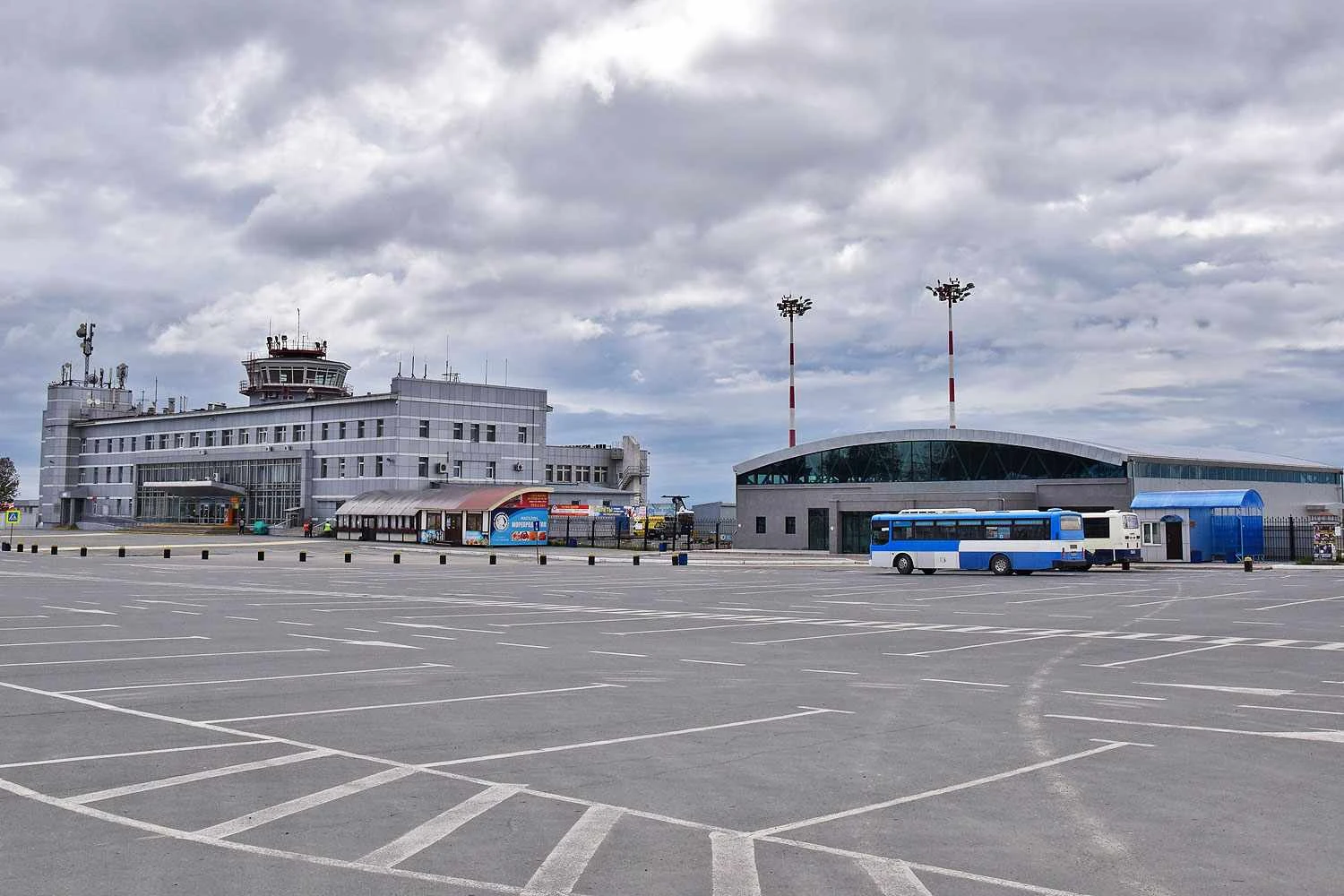 O aeroporto de Yuzhno-Sakhalinsk em 2015 (Raita Futo)