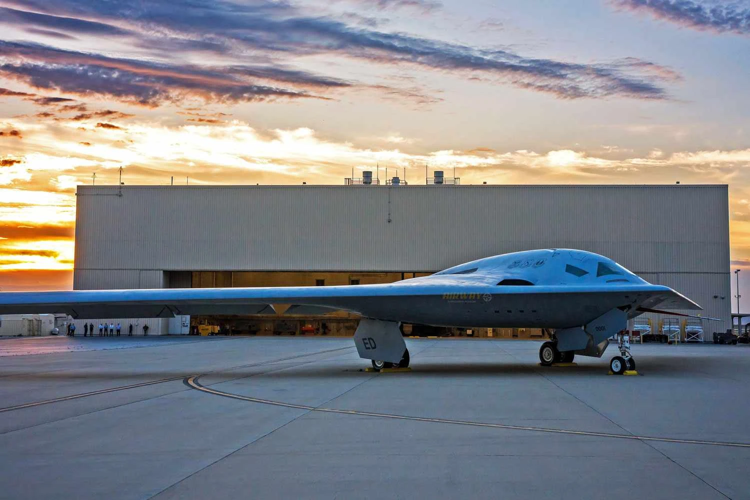 O B-21 Raider visto de lado (USAF)