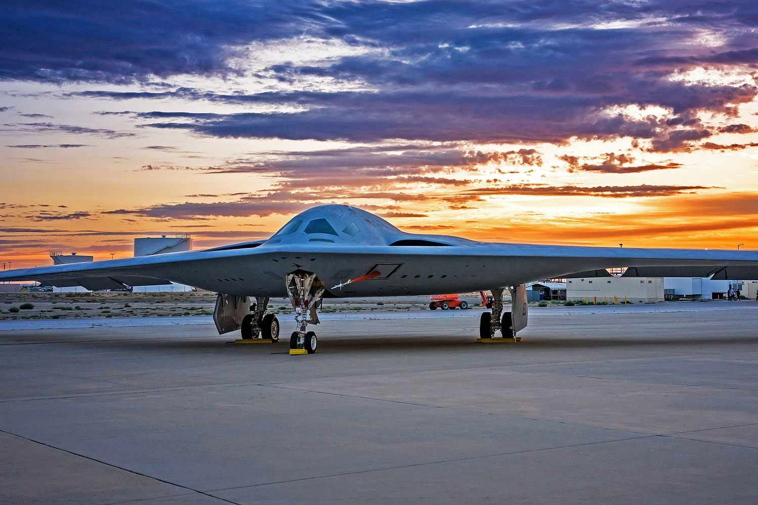 Bombardeiro nuclear B-21 Raider já está 'passeando' pelas pistas da fábrica antes de voo inaugural