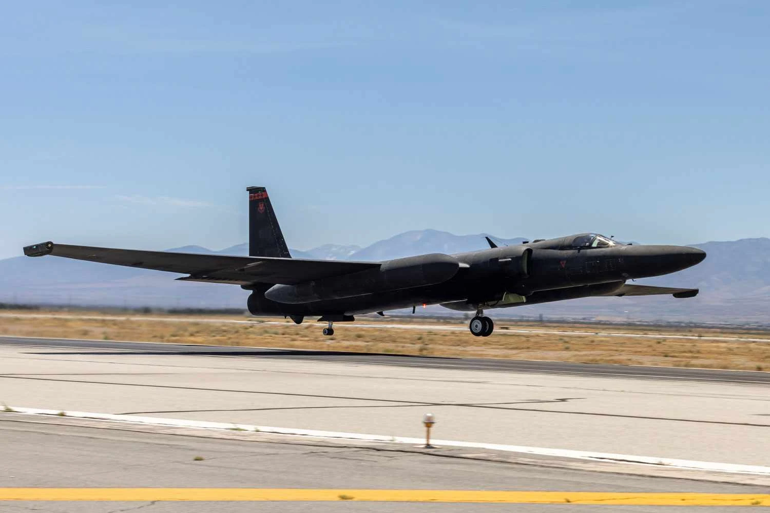 Avião espião U-2 faz primeiro voo com novo pacote eletrônico