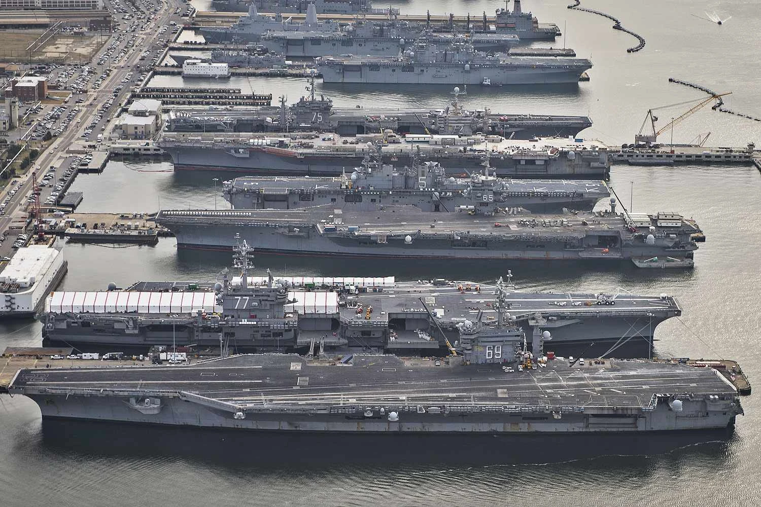 O USS Enterprise ao lado de quatro porta-aviões da classe Nimitz, também nucleares (USN)