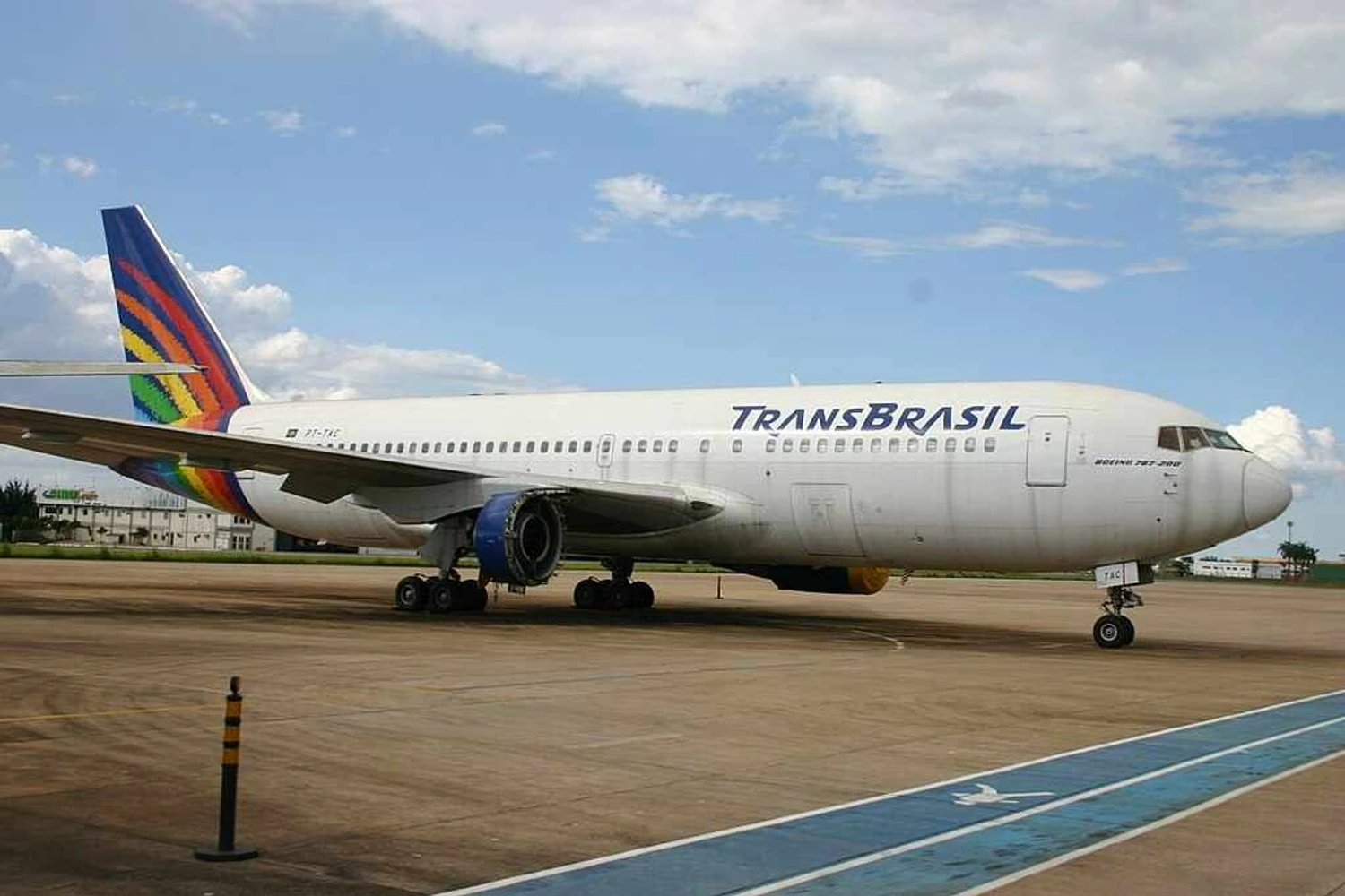 Outrora orgulho da TransBrasil, o 767-200 PT-TAC é visto abandonado em Brasília. A batalha jurídica sobre o que fazer com as aeronaves demorou tanto que as possibilidade de vender por valor de mercado e manter em operação tornaram-se nulas, com o trio original de 767-200 vendidos por preços irrisórios para ferro-velhos e desmanches. Foto: Aeroprint via Wikimedia Commons.