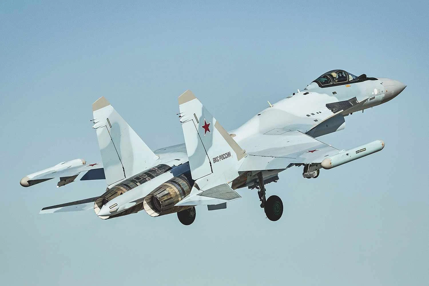 Força Aérea da Rússia recebe novos lotes dos caças Su-57 e Su-35S