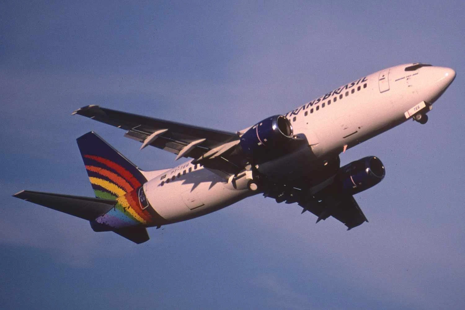 Boeing 737-300 com a nova pintura da Transbrasil (Aero Icarus)