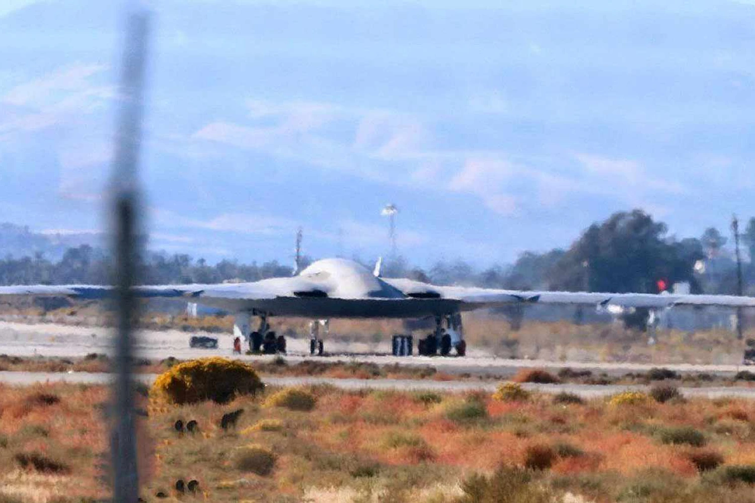 O B-21 Raider flagrado na pista antes do primeiro voo