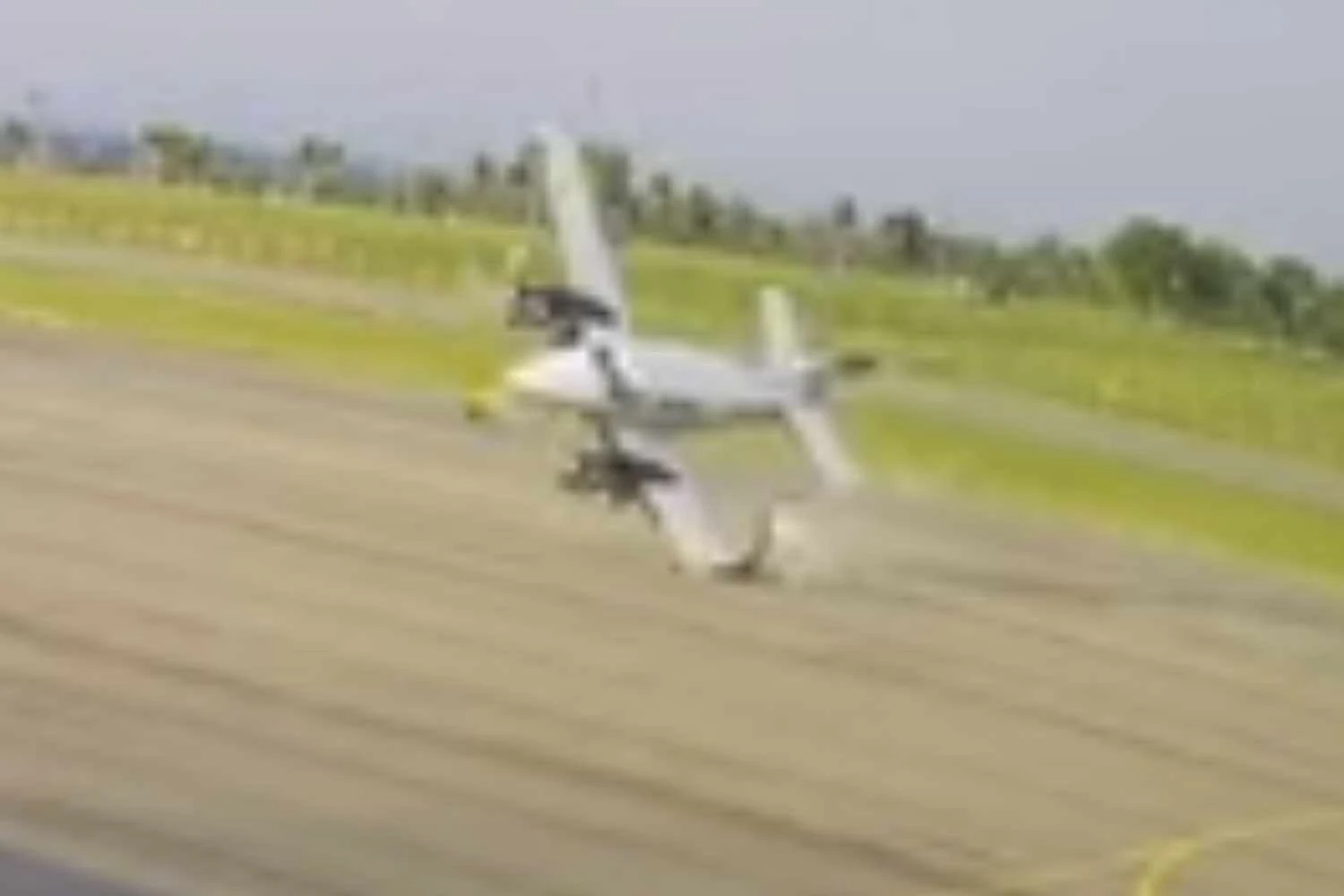 Turboélice King Air tenta decolar, mas acaba batendo no solo e se chocando com hangar em construção