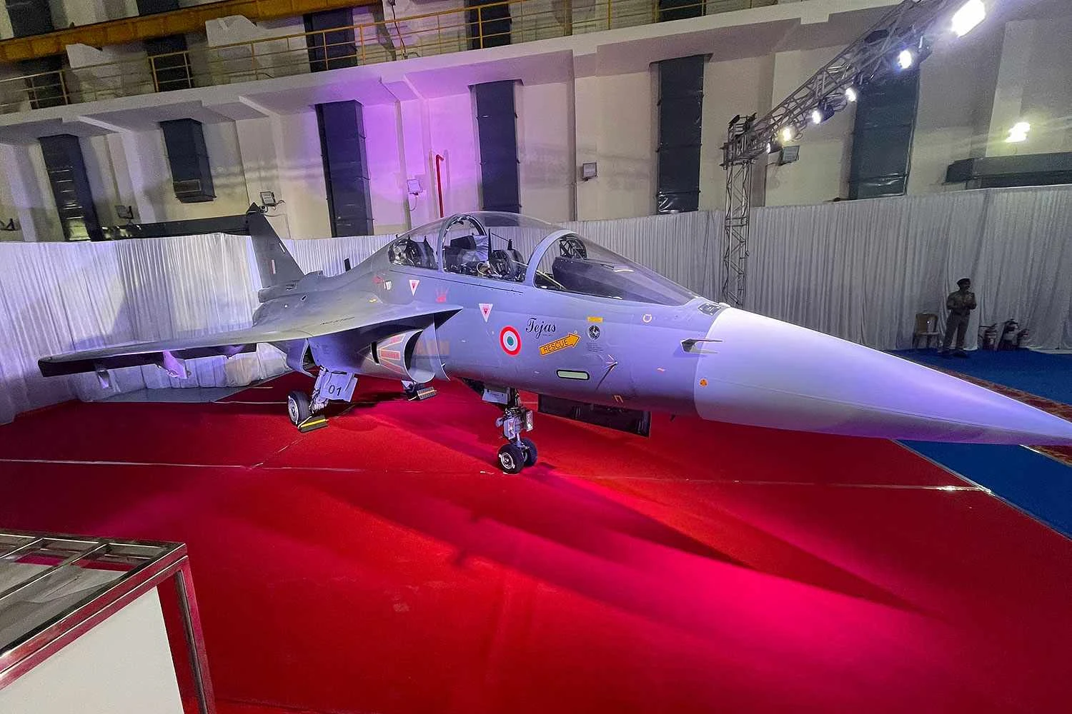 Força Aérea da Índia recebe primeiro caça HAL Tejas de dois assentos