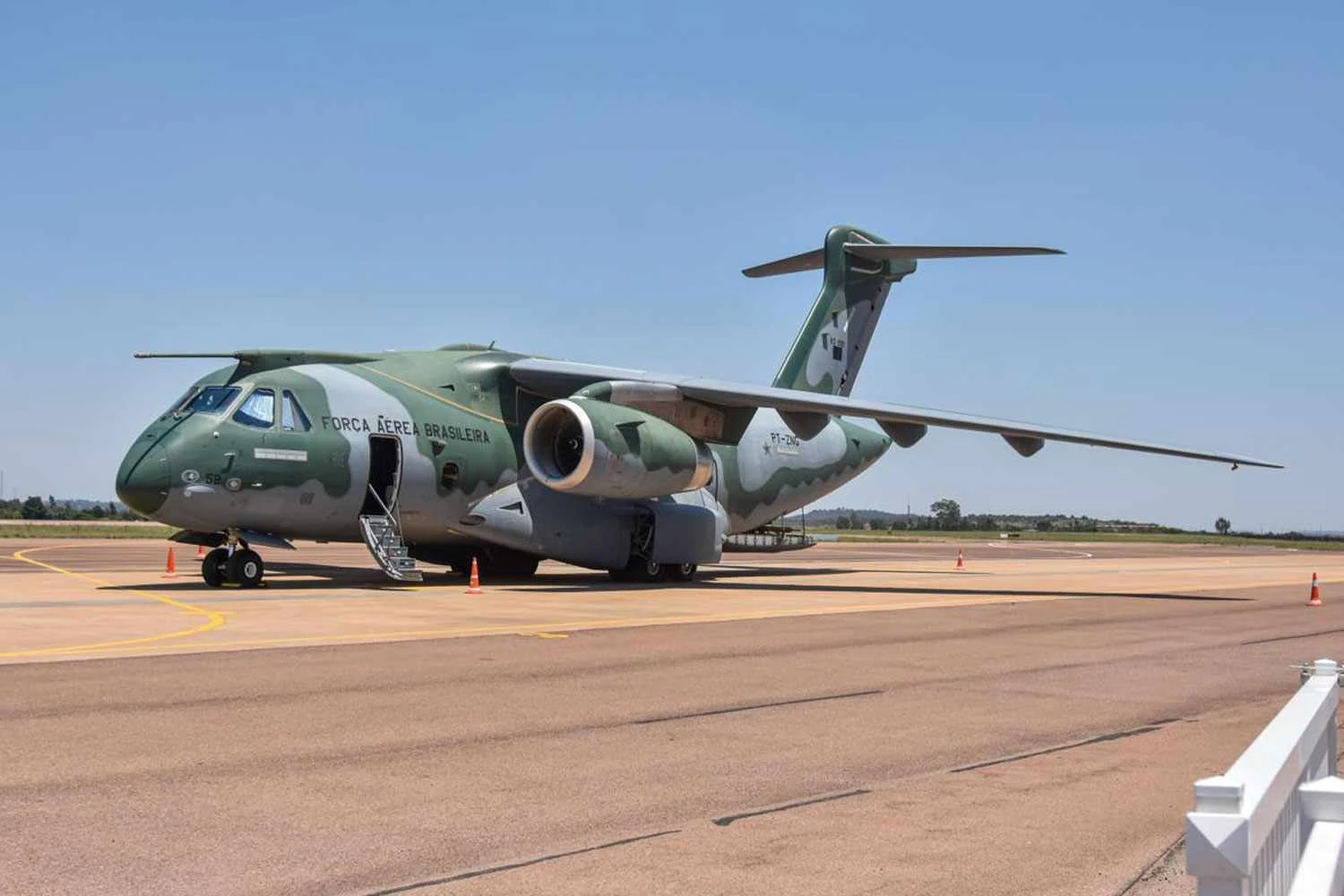 A aeronave da Embraer na Base Aérea de Waterkloof (DC)