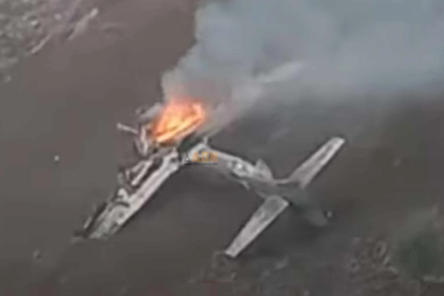 Aeronave em chamas no solo (Reprodução)