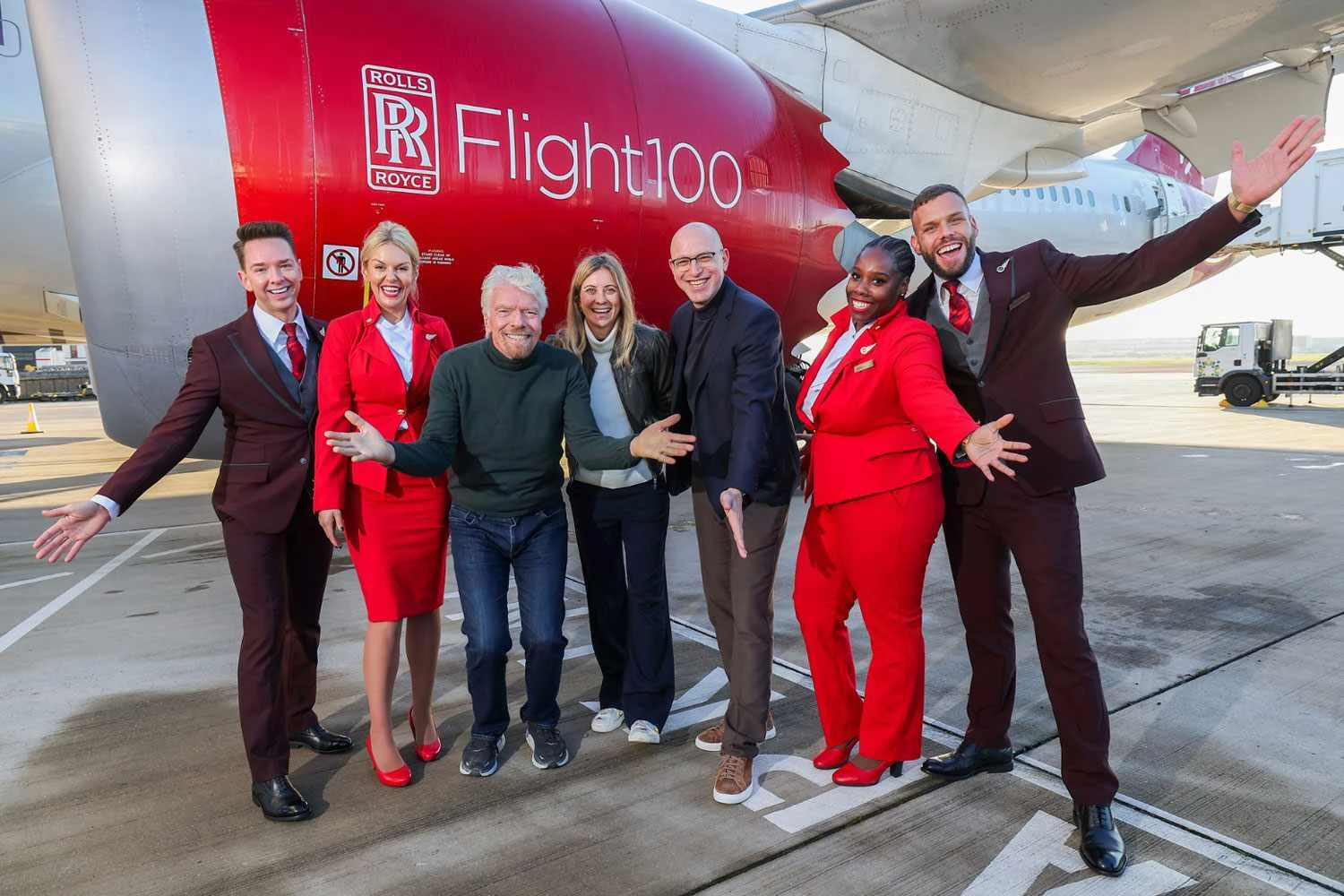 Richard Branson e sua equipe antes do voo (VA)