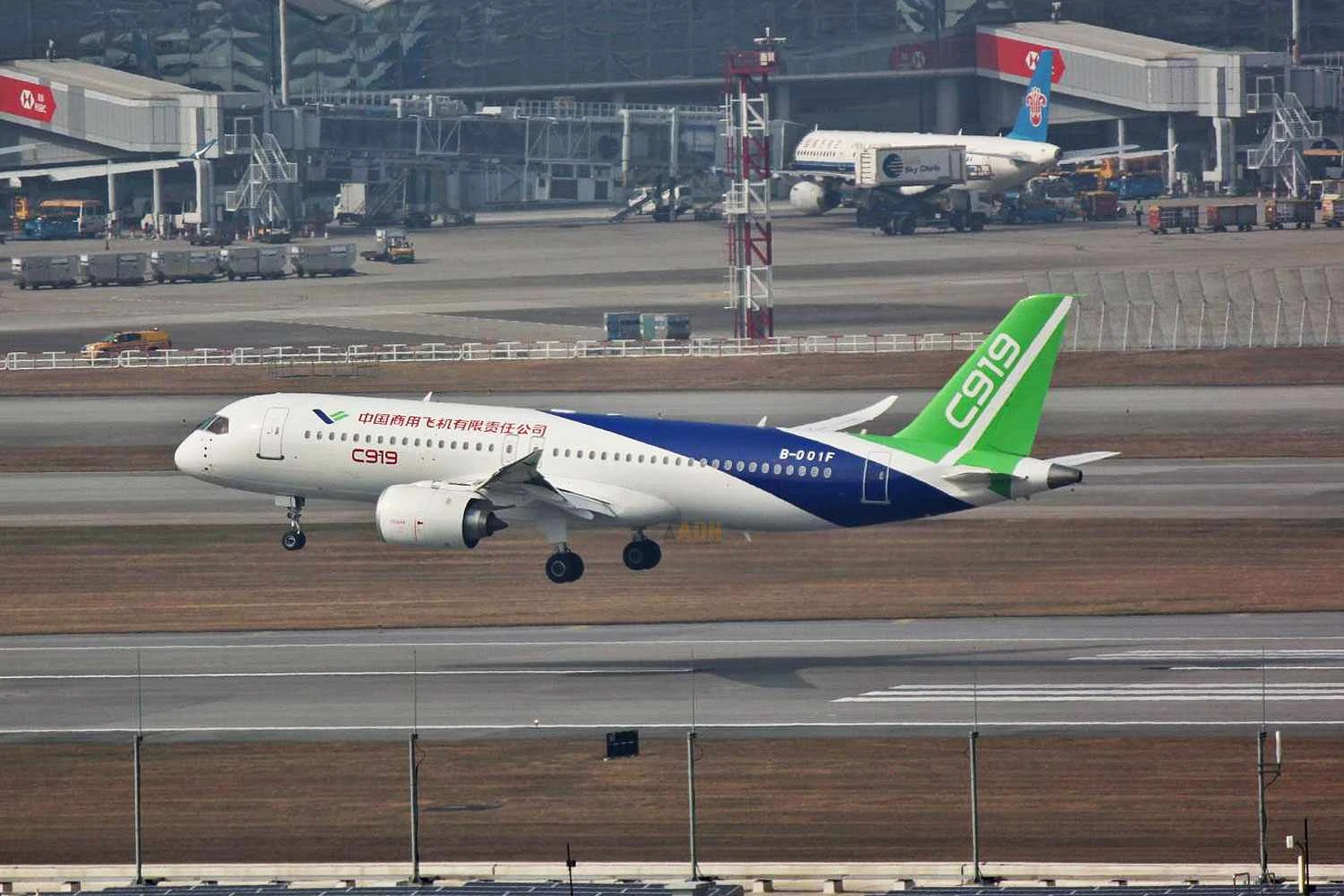 Jato C919 faz primeiro voo fora da China continental