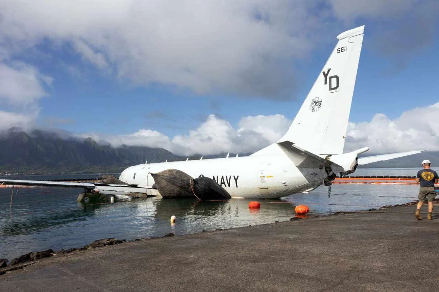 Foram usadas boias imensas para ajudar o 737 a flutuar