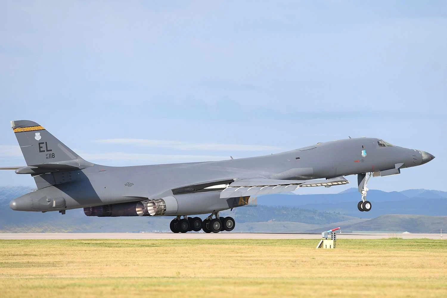 Bombardeiro B-1B Lancer se acidenta durante pouso nos Estados Unidos