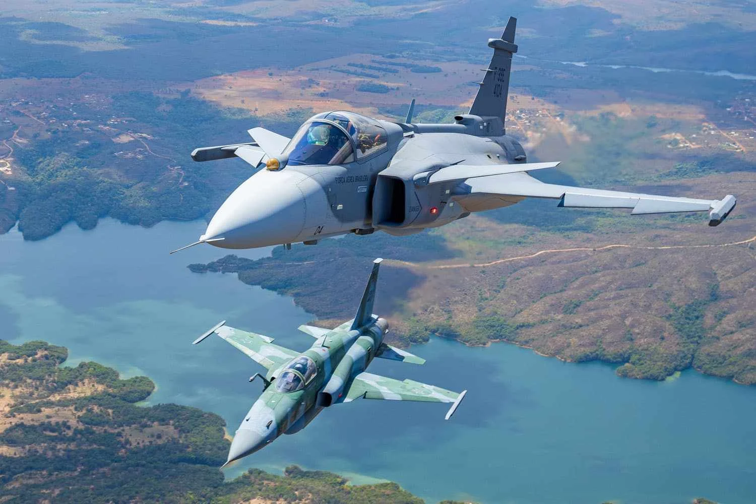 Caças Gripen brasileiros realizaram simulado de combate aéreo com jato F-5 Tiger II