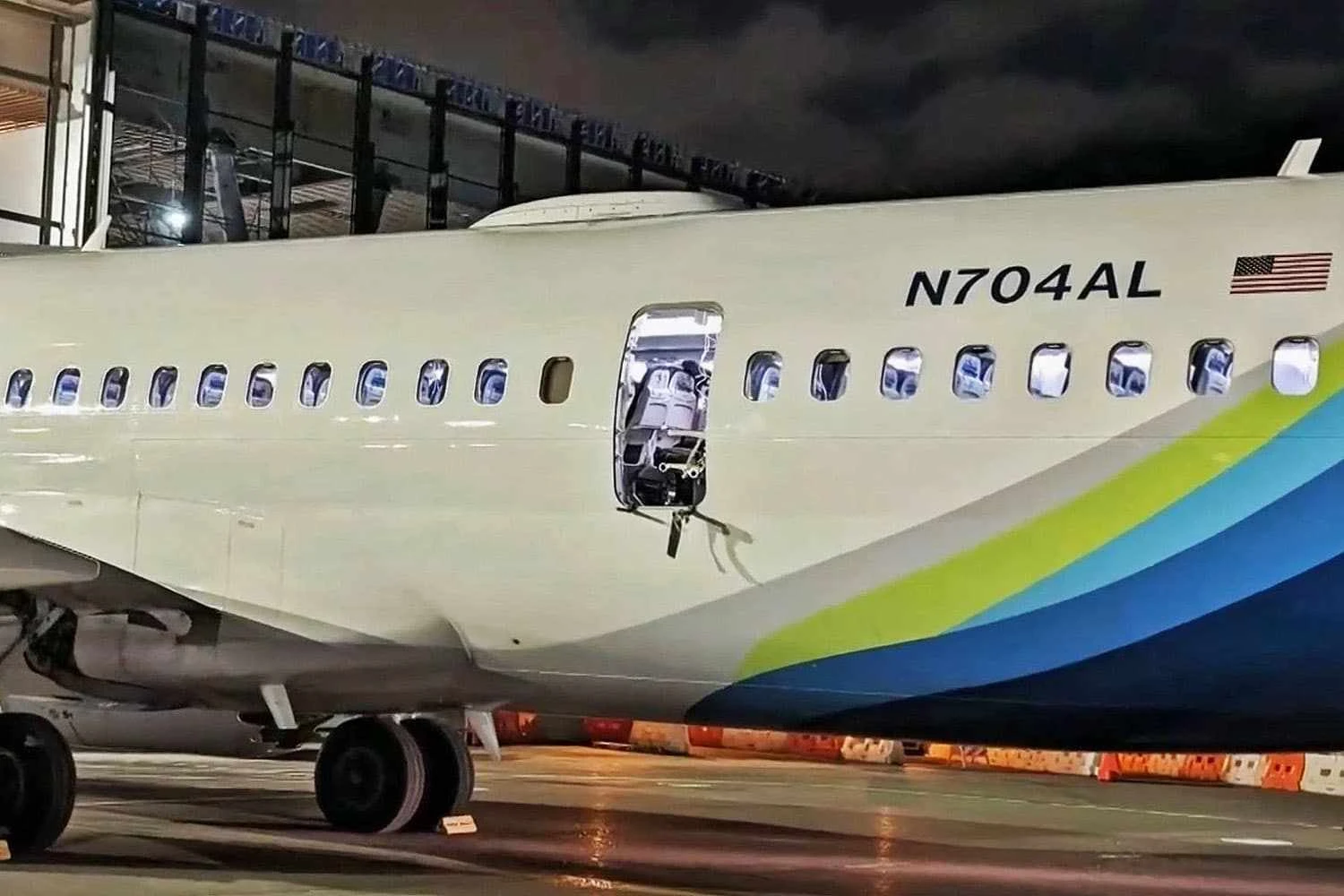 NTSB: Boeing 737 MAX 9 da Alaska estava sem quatro parafusos que seguravam tampão da porta