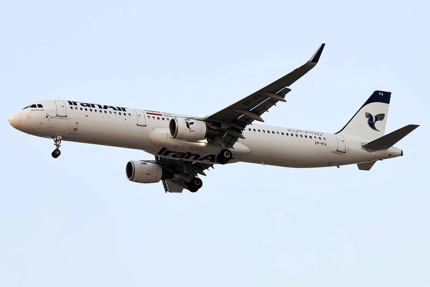 Irã retoma voos internacionais após reabrir espaço aéreo